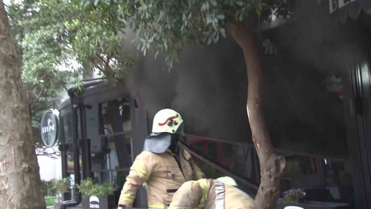 Kadıköy’de sabah saatlerinde çıkan yangın korkuttu