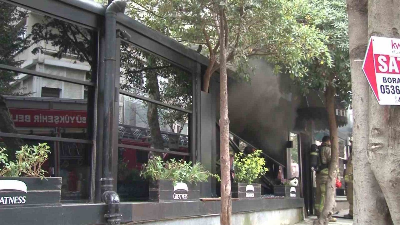 Kadıköy’de sabah saatlerinde çıkan yangın korkuttu