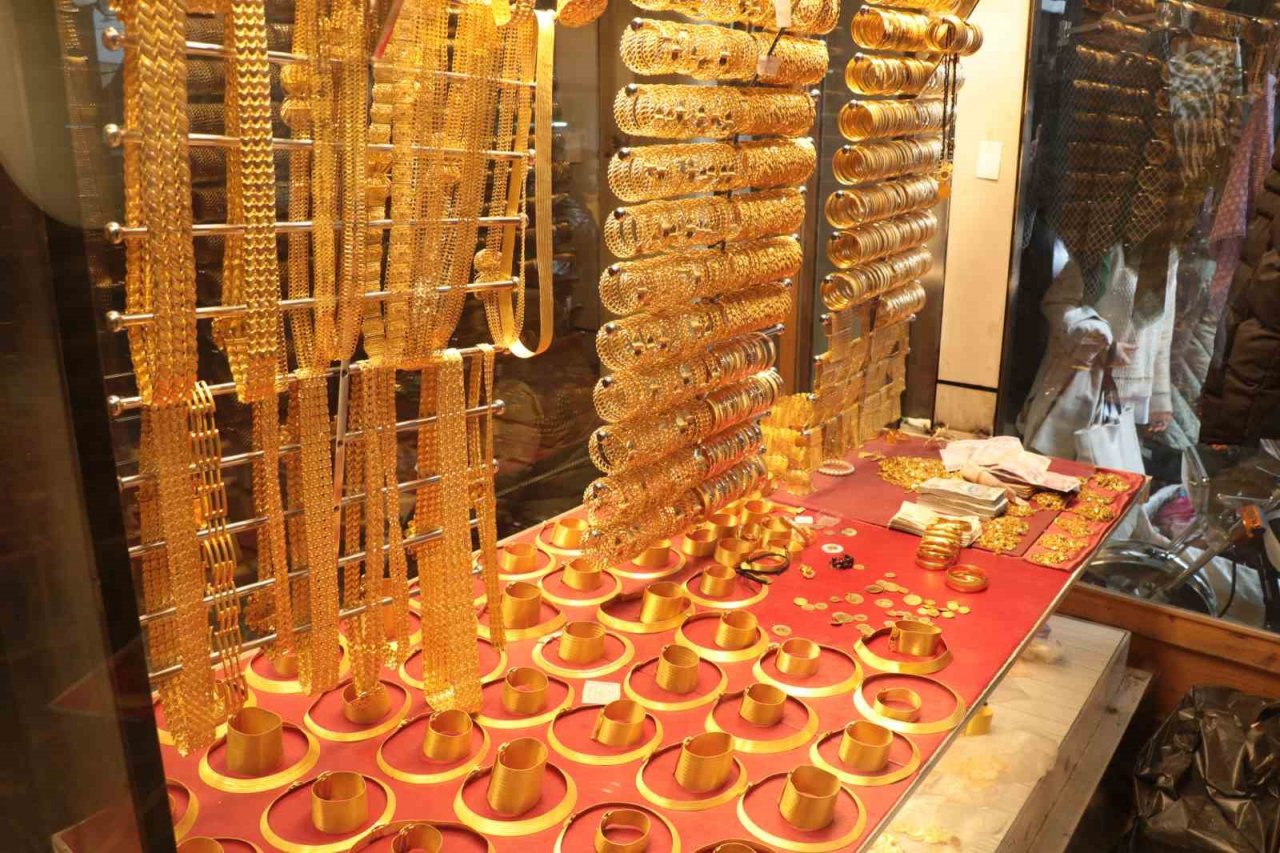 Depremzedeler birikimlerini altına yatırıyor