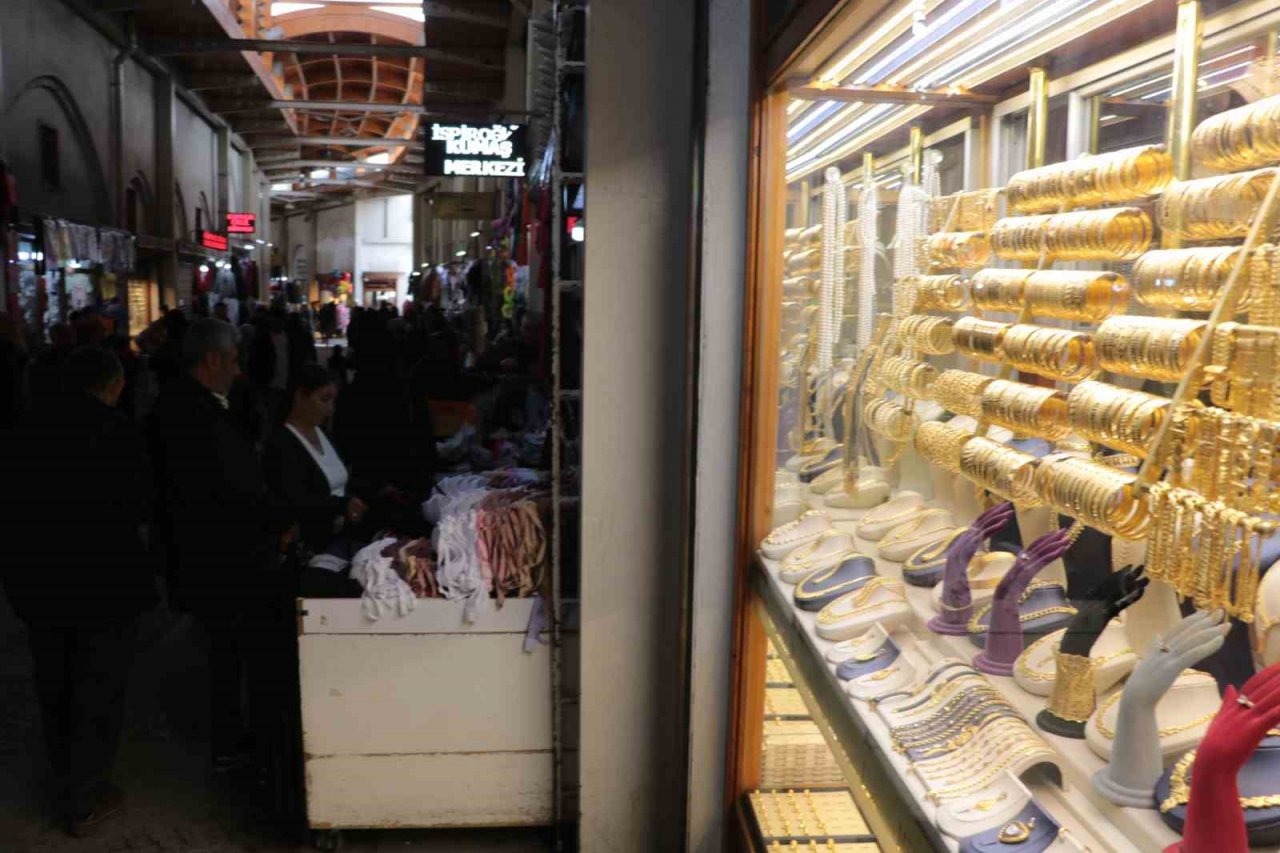 Depremzedeler birikimlerini altına yatırıyor