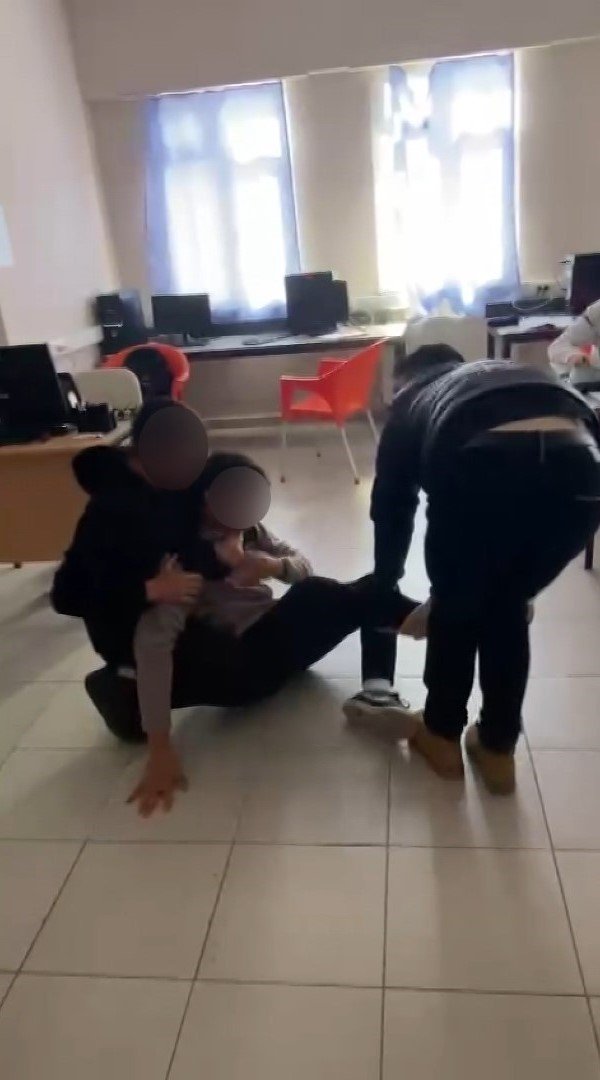 Akran zorbalığı bir anneyi böyle ağlattı