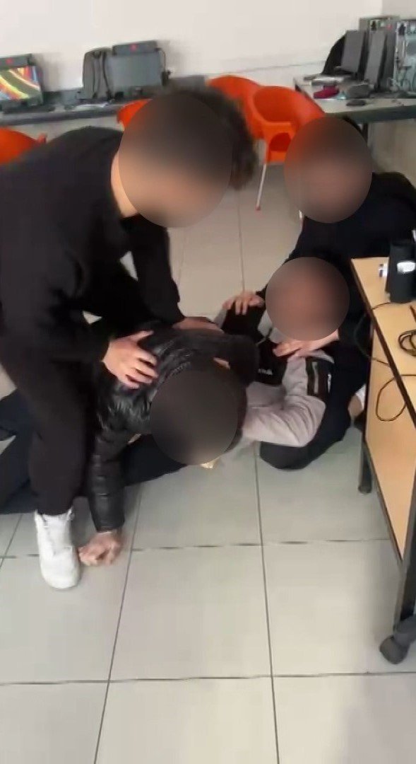 Akran zorbalığı bir anneyi böyle ağlattı