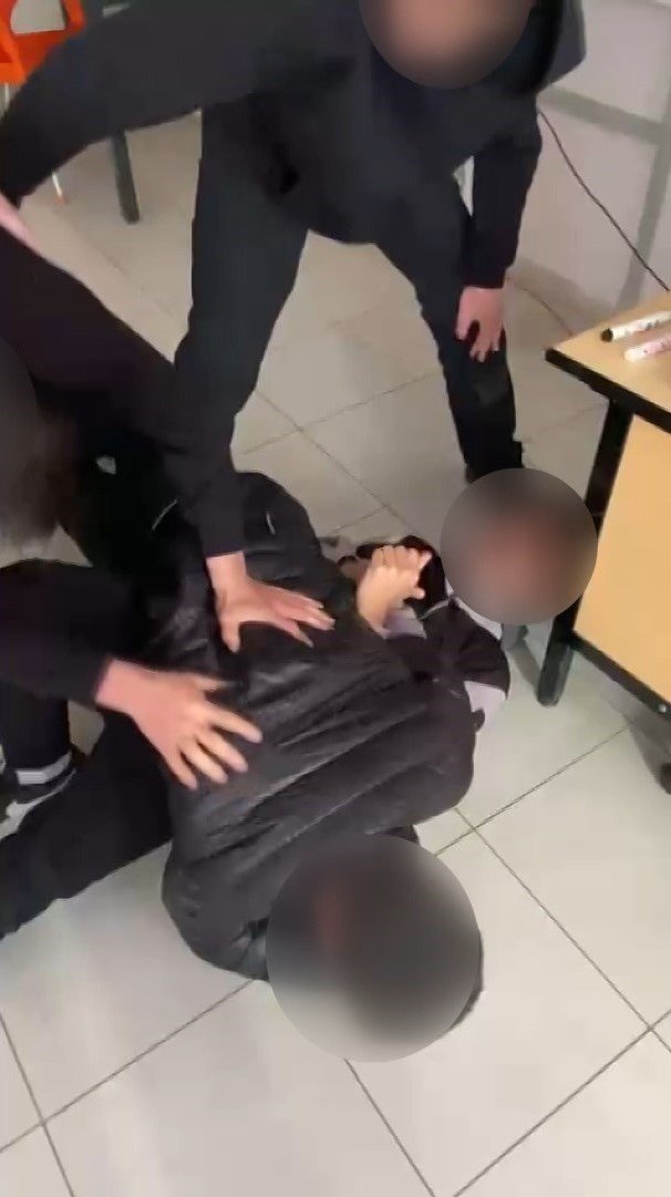 Akran zorbalığı bir anneyi böyle ağlattı