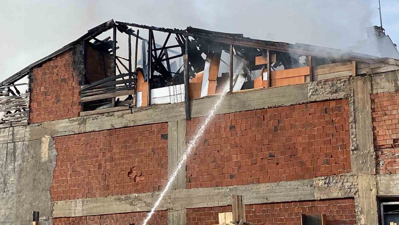 Konya’da mağazanın çatısı alev alev yandı