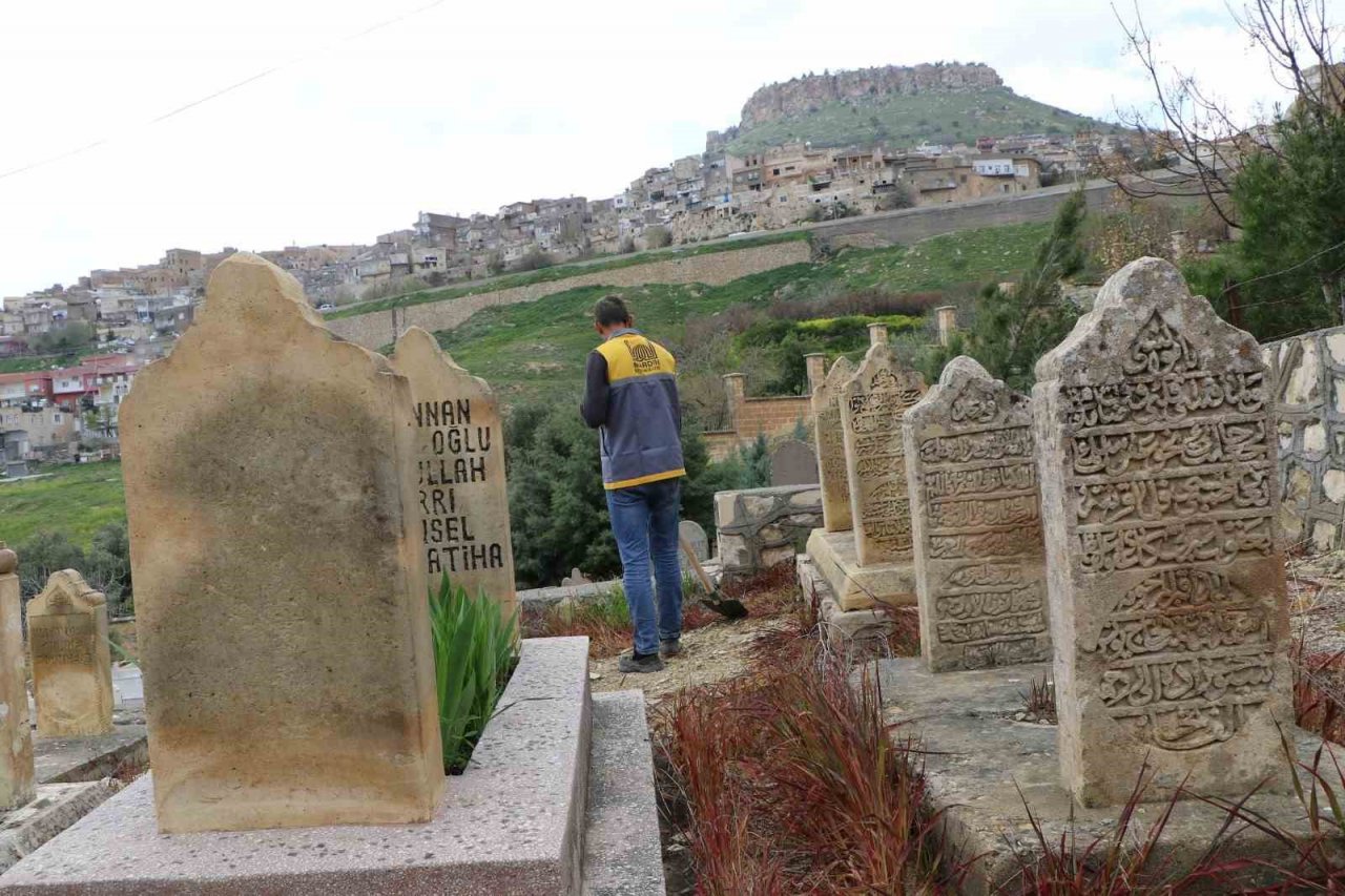 Mardin’de Ramazan Bayramı öncesi mezarlıklarda temizlik ve bakım çalışması