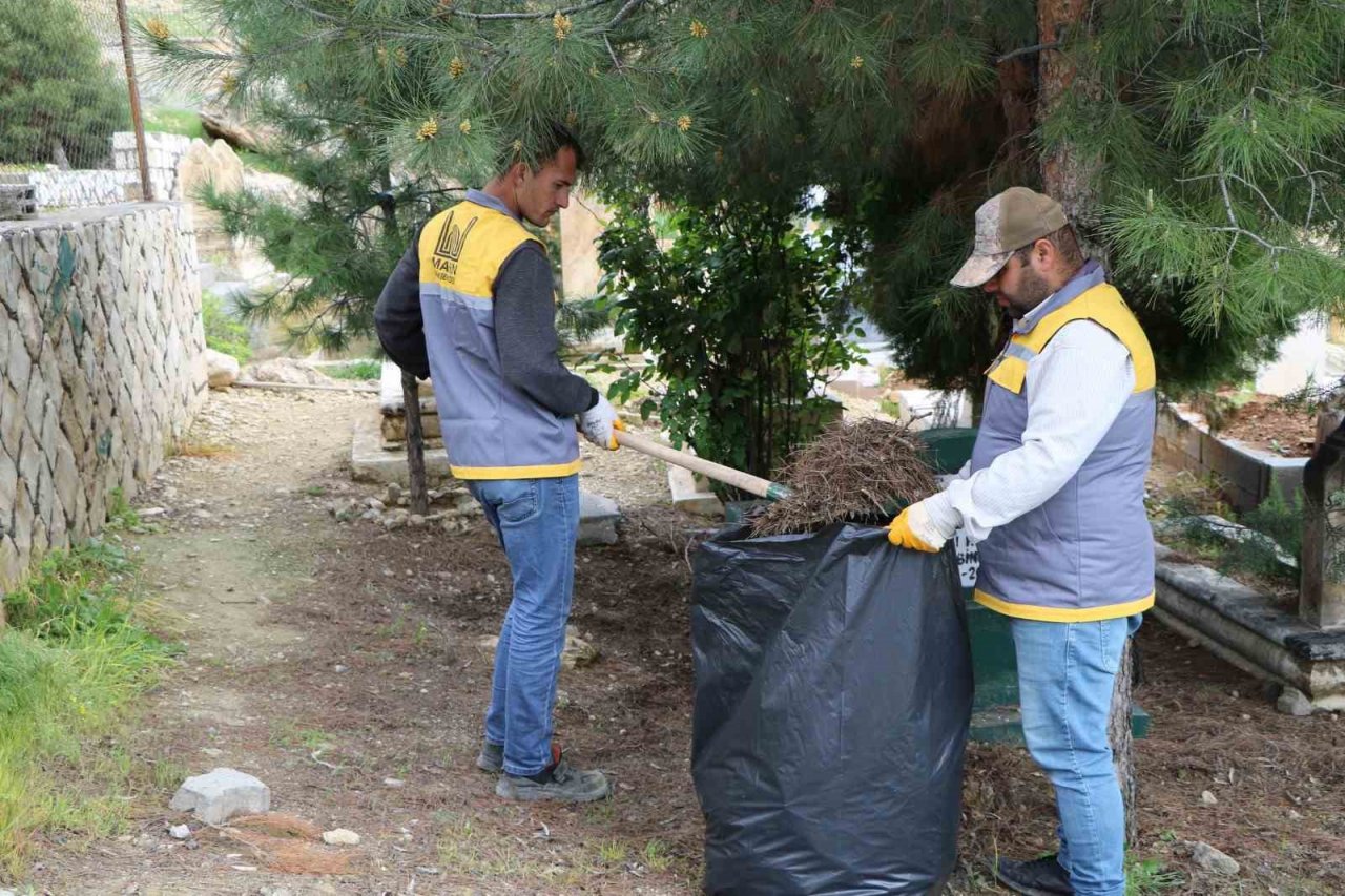 Mardin’de Ramazan Bayramı öncesi mezarlıklarda temizlik ve bakım çalışması