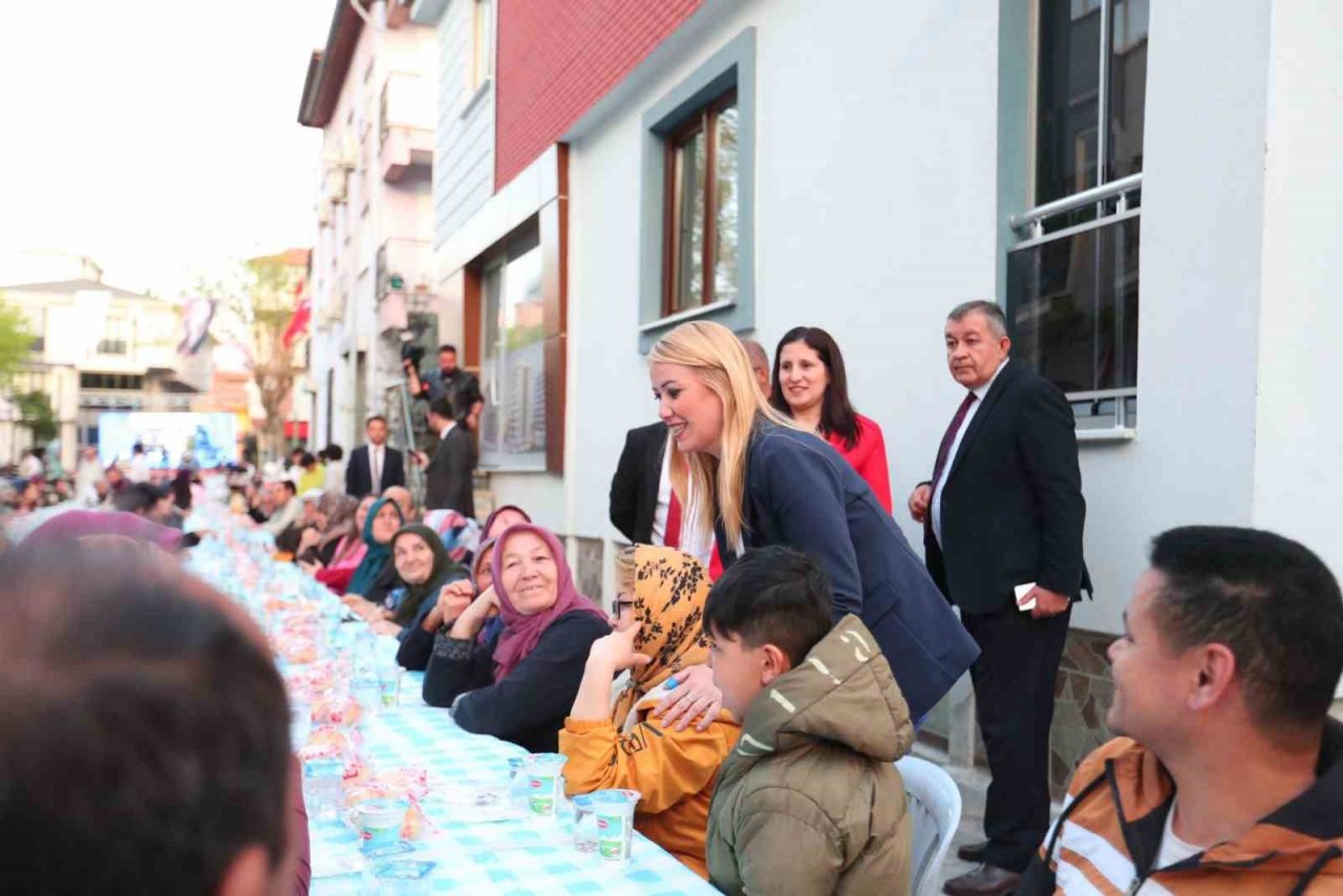 Merkezefendi’de binlerce kişi orucunu Akkonak Mahallesinde açtı