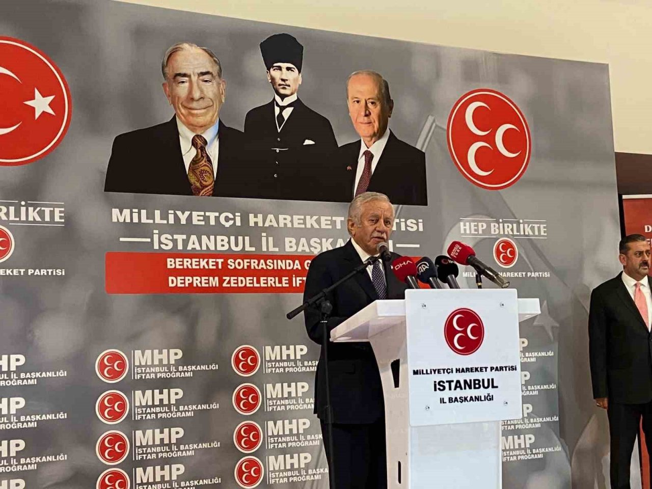 MHP, İstanbul’da depremzedeler için iftar programı düzenledi
