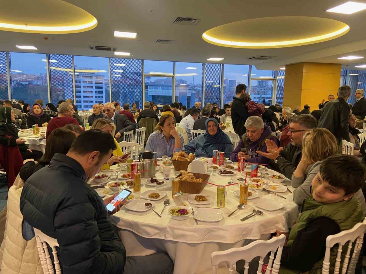 MHP, İstanbul’da depremzedeler için iftar programı düzenledi