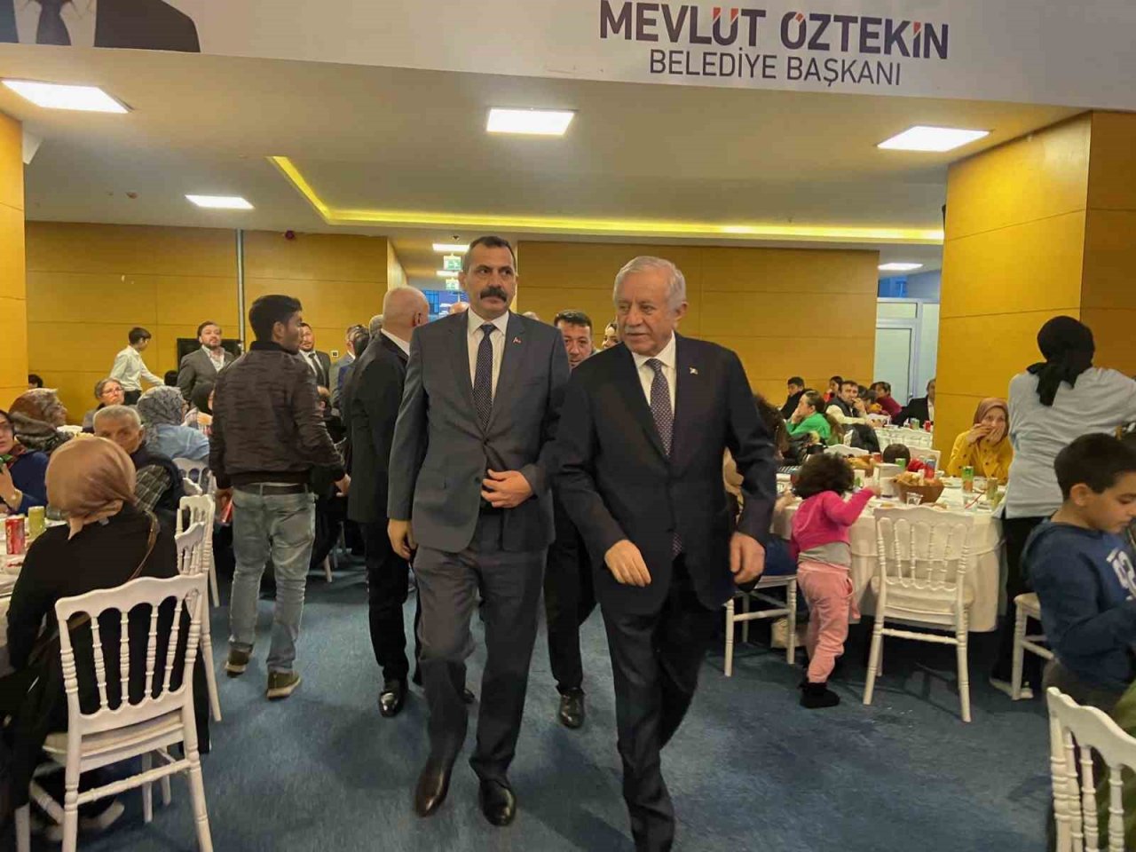 MHP, İstanbul’da depremzedeler için iftar programı düzenledi