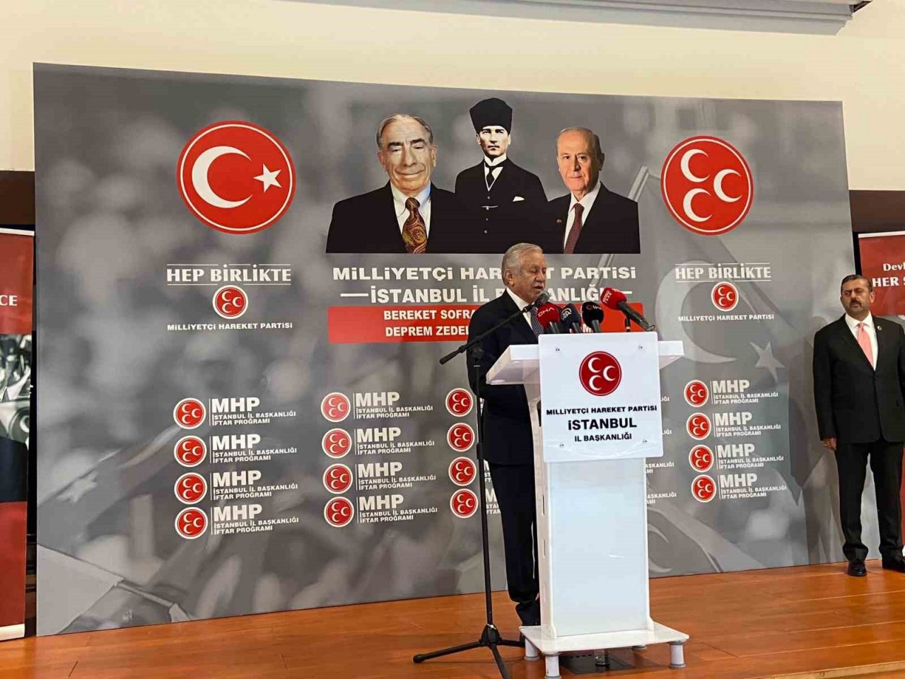 MHP, İstanbul’da depremzedeler için iftar programı düzenledi