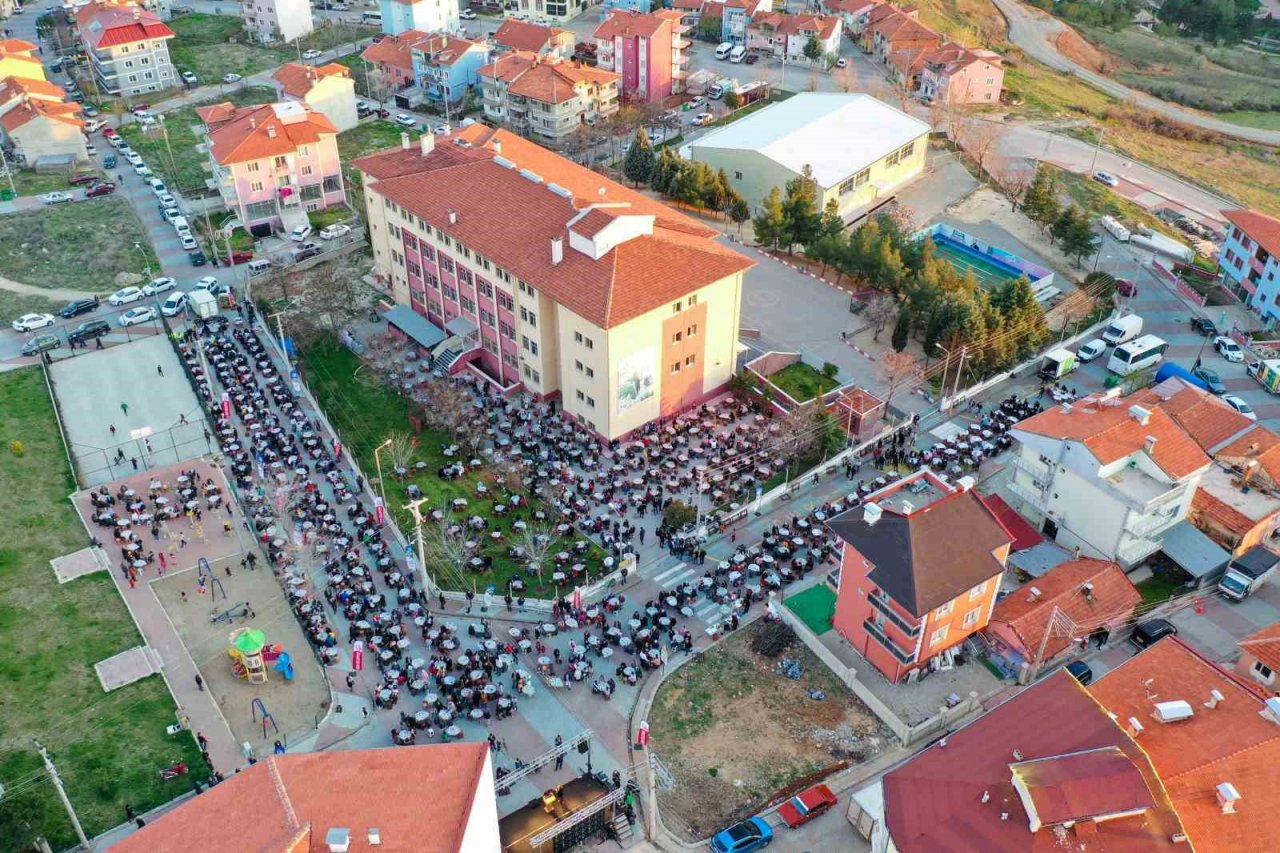 Uşak Belediyesi Ramazan coşkusunu mahallelere taşıyor