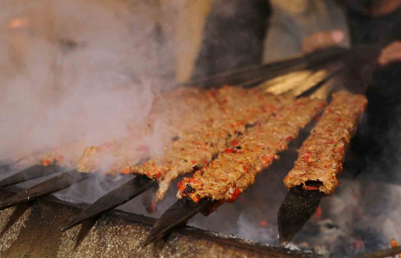 10 çeşit meze ile servis ediliyor: Adana kebap iftarda hem gözü hem de mideyi doyuruyor