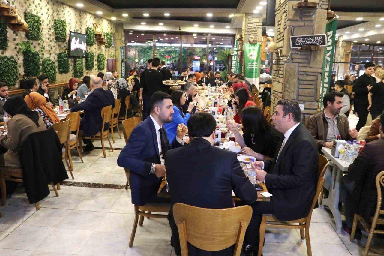 10 çeşit meze ile servis ediliyor: Adana kebap iftarda hem gözü hem de mideyi doyuruyor