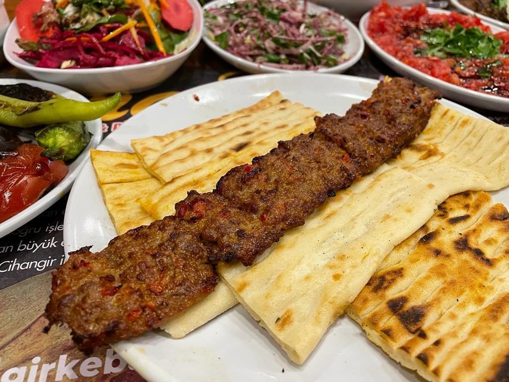 10 çeşit meze ile servis ediliyor: Adana kebap iftarda hem gözü hem de mideyi doyuruyor