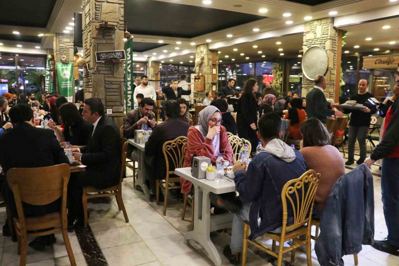 10 çeşit meze ile servis ediliyor: Adana kebap iftarda hem gözü hem de mideyi doyuruyor