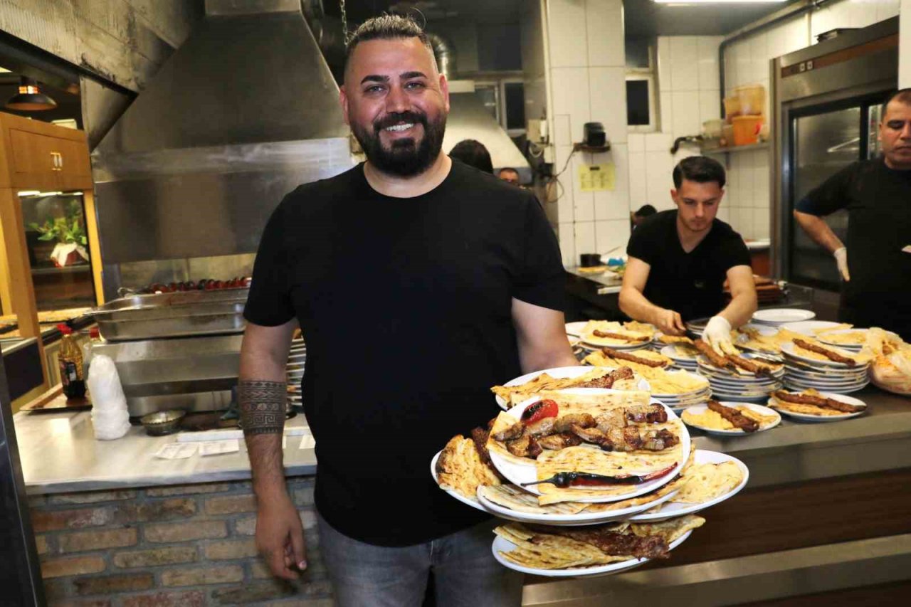 10 çeşit meze ile servis ediliyor: Adana kebap iftarda hem gözü hem de mideyi doyuruyor