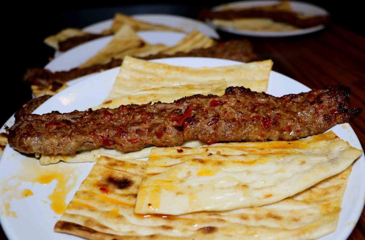 10 çeşit meze ile servis ediliyor: Adana kebap iftarda hem gözü hem de mideyi doyuruyor