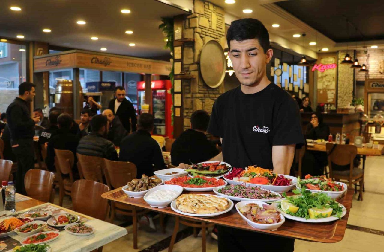 10 çeşit meze ile servis ediliyor: Adana kebap iftarda hem gözü hem de mideyi doyuruyor