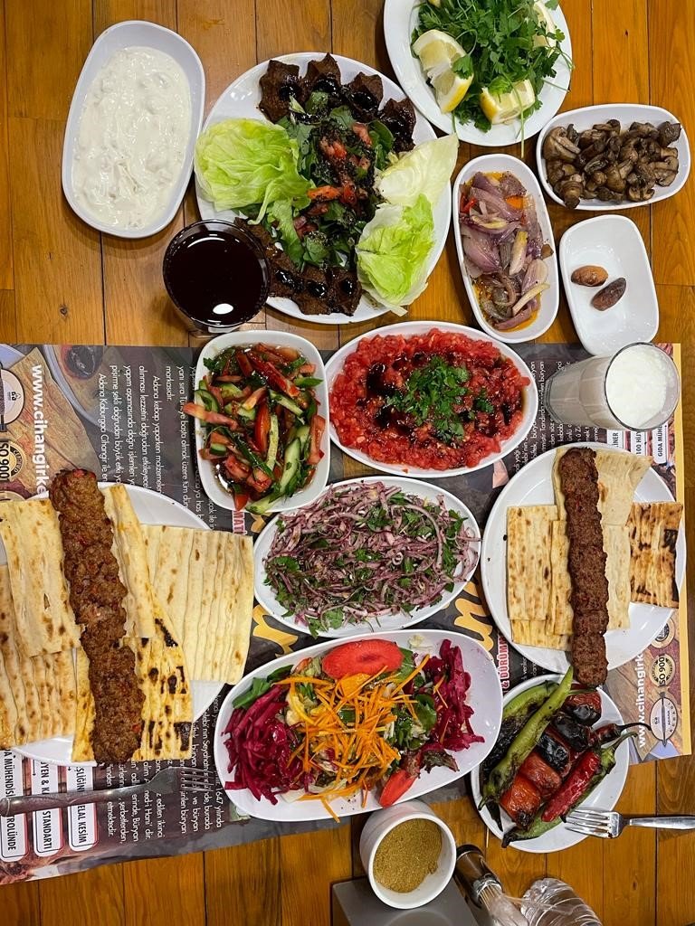 10 çeşit meze ile servis ediliyor: Adana kebap iftarda hem gözü hem de mideyi doyuruyor