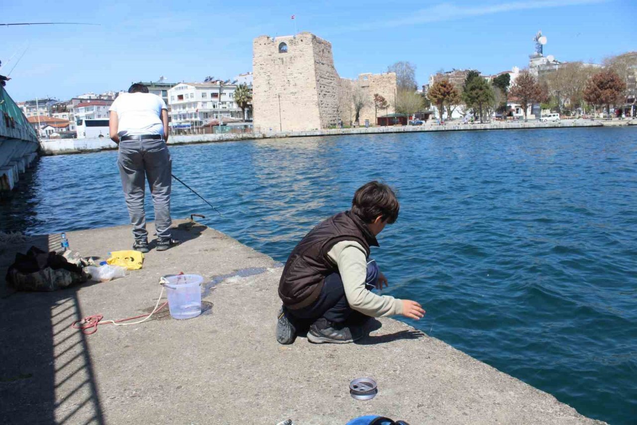 Sinop’ta hafta sonu güneşli hava: Vatandaşlar iskeleye koştu