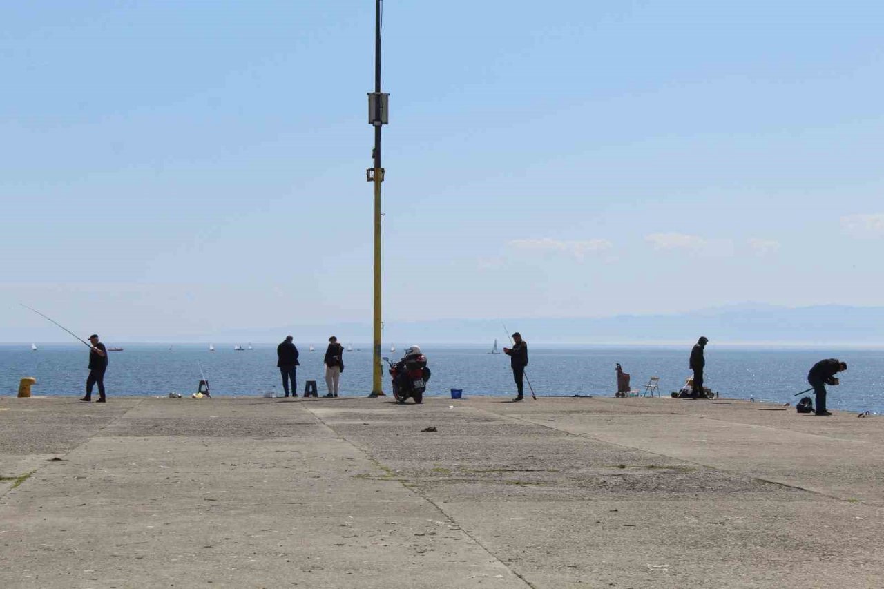 Sinop’ta hafta sonu güneşli hava: Vatandaşlar iskeleye koştu