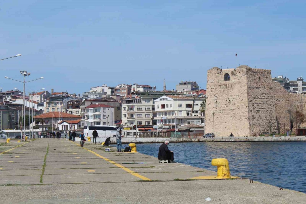 Sinop’ta hafta sonu güneşli hava: Vatandaşlar iskeleye koştu