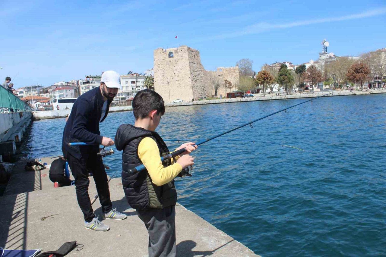 Sinop’ta hafta sonu güneşli hava: Vatandaşlar iskeleye koştu