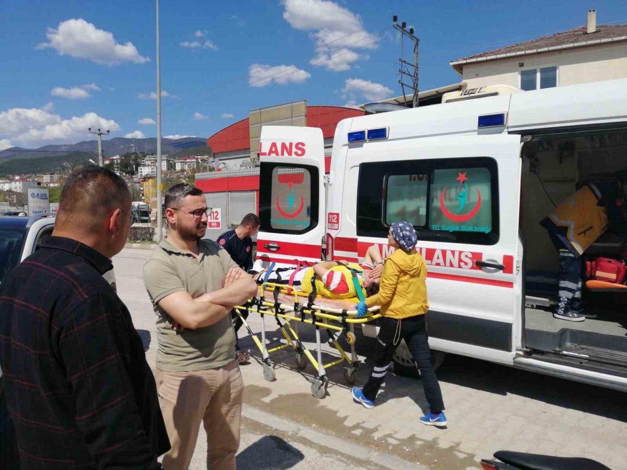 Tokat’ta motosiklet otomobile çarptı: 2 yaralı