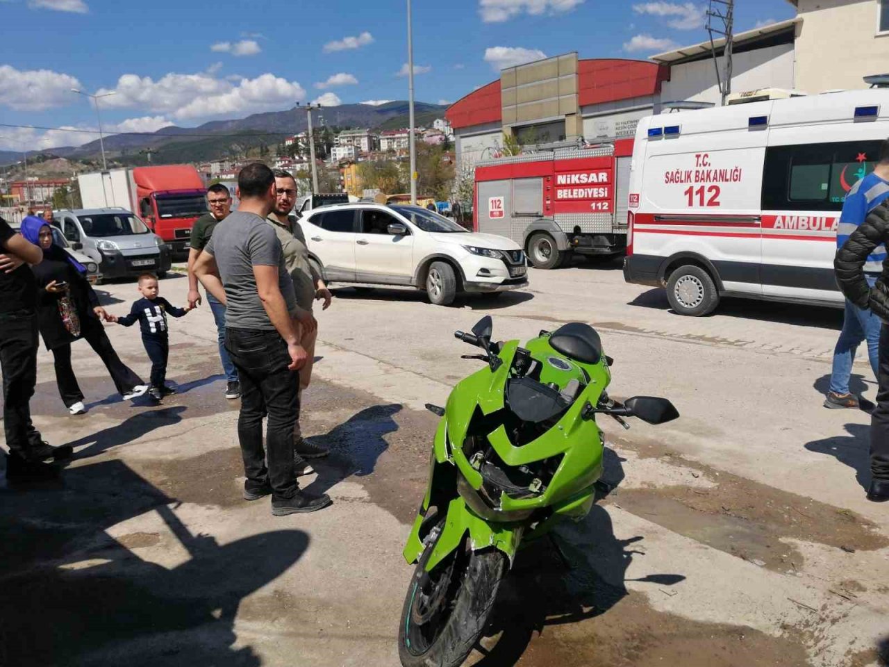 Tokat’ta motosiklet otomobile çarptı: 2 yaralı