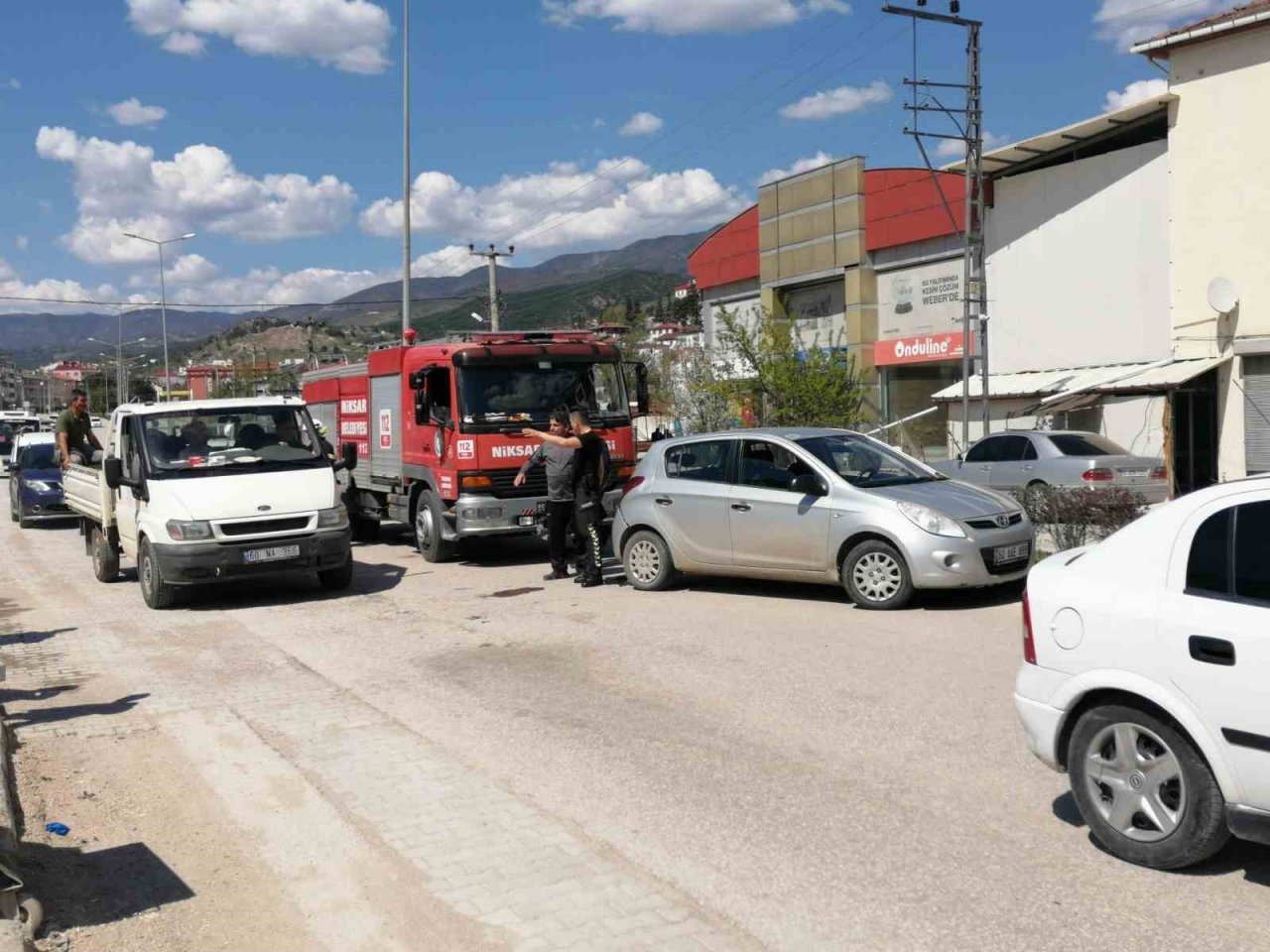 Tokat’ta motosiklet otomobile çarptı: 2 yaralı