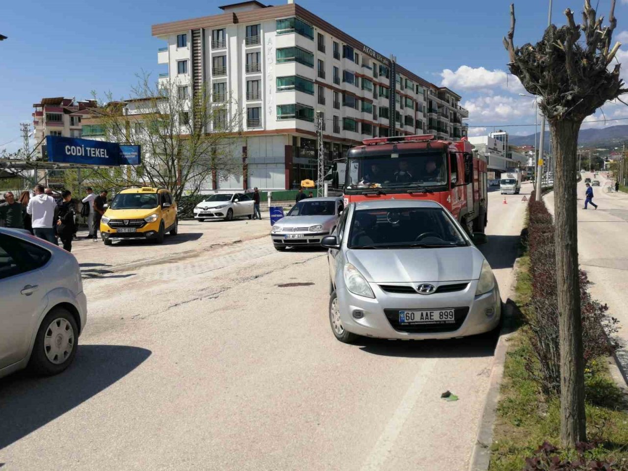 Tokat’ta motosiklet otomobile çarptı: 2 yaralı