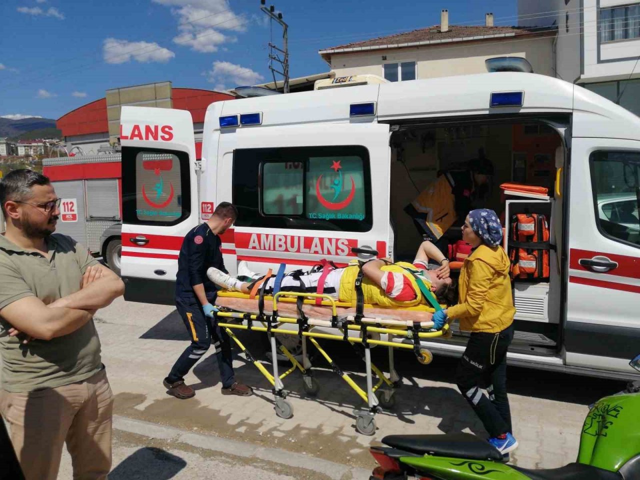 Tokat’ta motosiklet otomobile çarptı: 2 yaralı