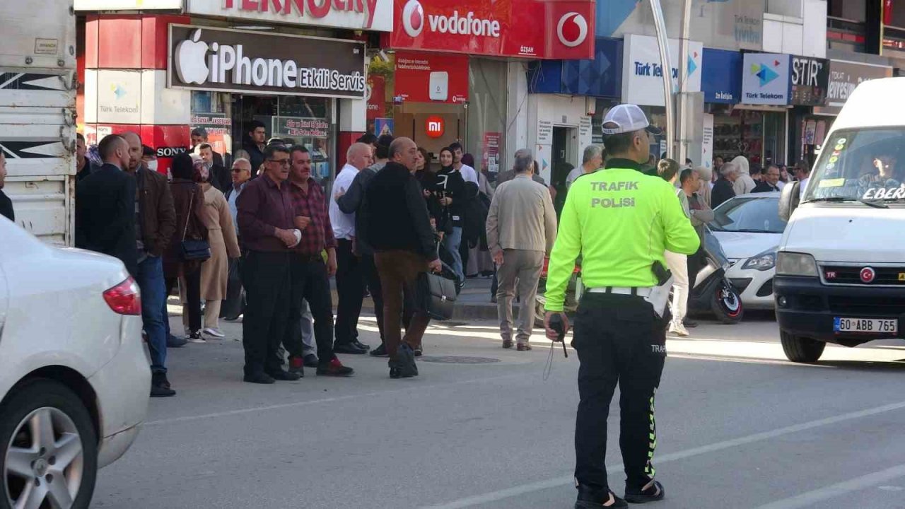 Okul bahçesinde çıkan yangını meraklı gözlerle izlediler