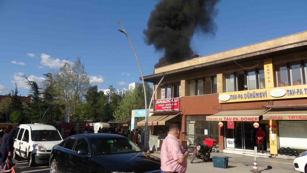 Okul bahçesinde çıkan yangını meraklı gözlerle izlediler