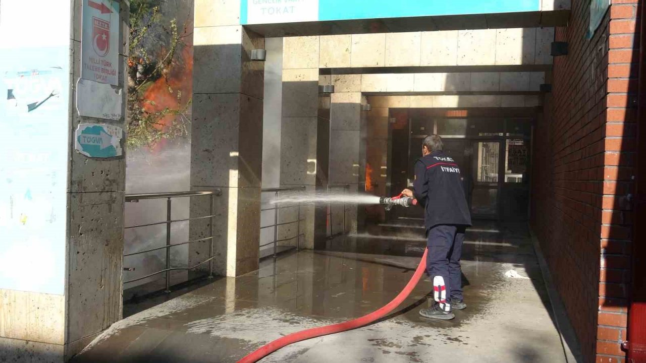 Okul bahçesinde çıkan yangını meraklı gözlerle izlediler