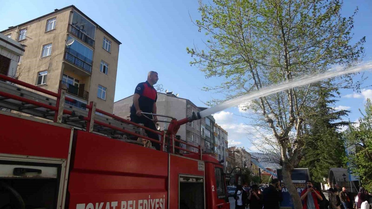 Okul bahçesinde çıkan yangını meraklı gözlerle izlediler