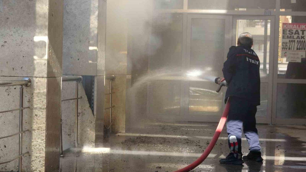 Okul bahçesinde çıkan yangını meraklı gözlerle izlediler