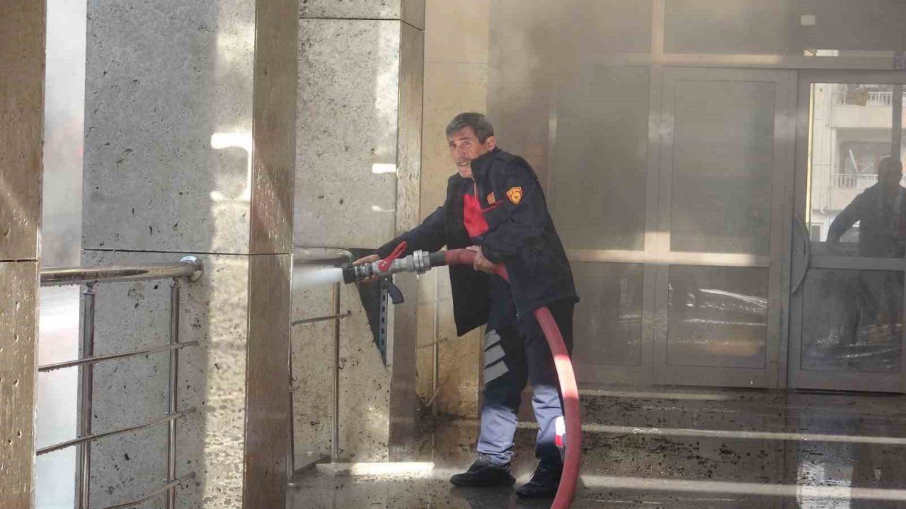 Okul bahçesinde çıkan yangını meraklı gözlerle izlediler