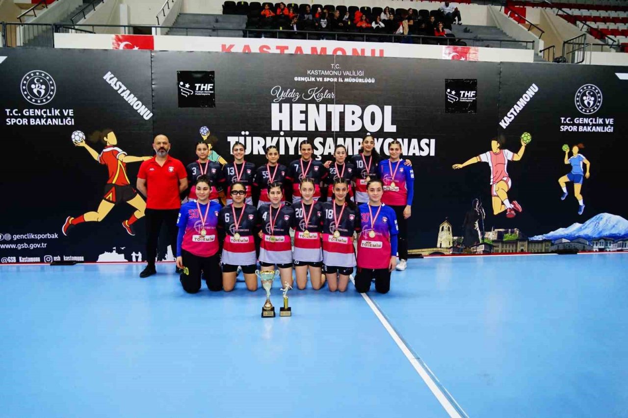 Depremden etkilenen Elazığ ve Adana, hentbol finalinde karşı karşıya geldi