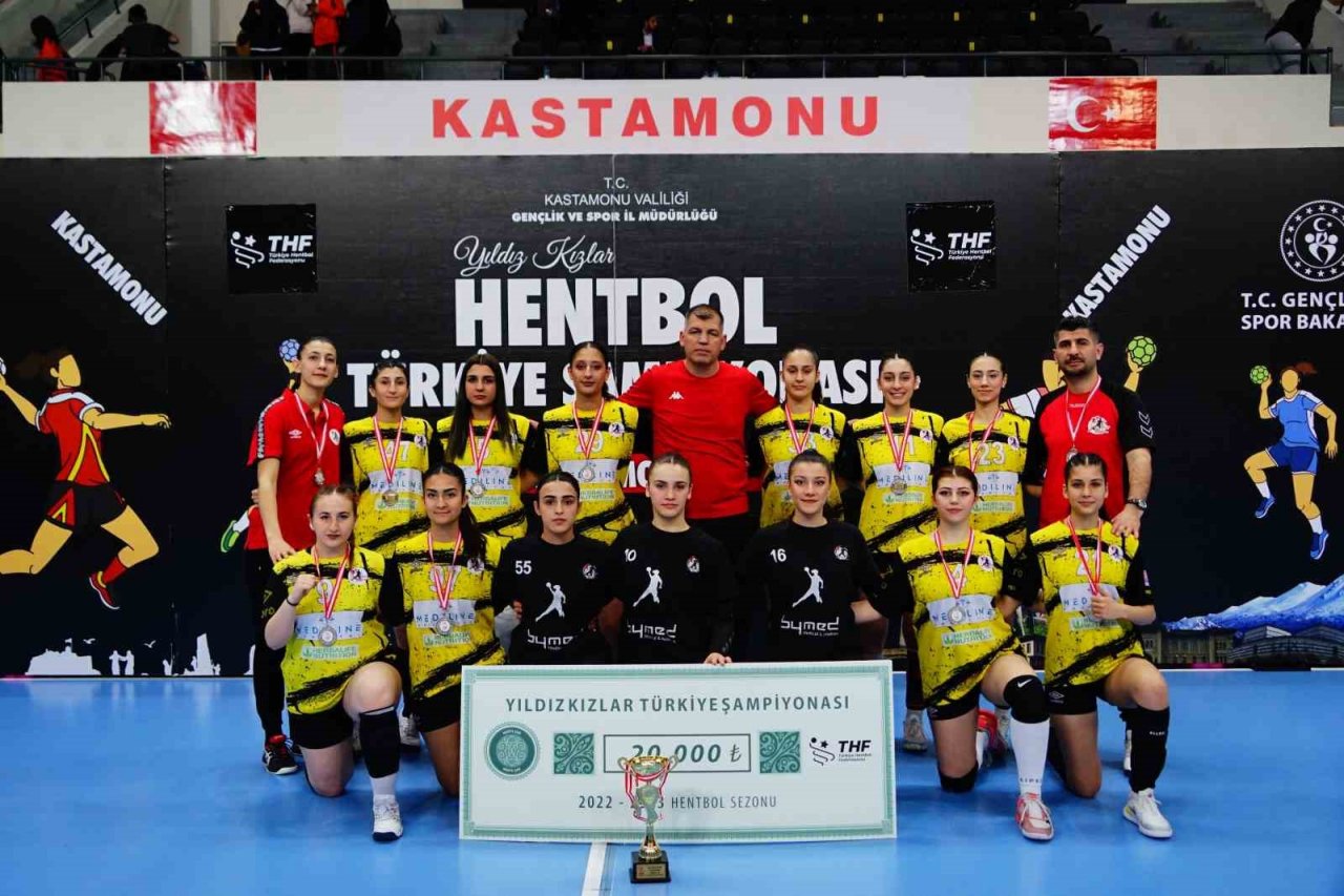 Depremden etkilenen Elazığ ve Adana, hentbol finalinde karşı karşıya geldi