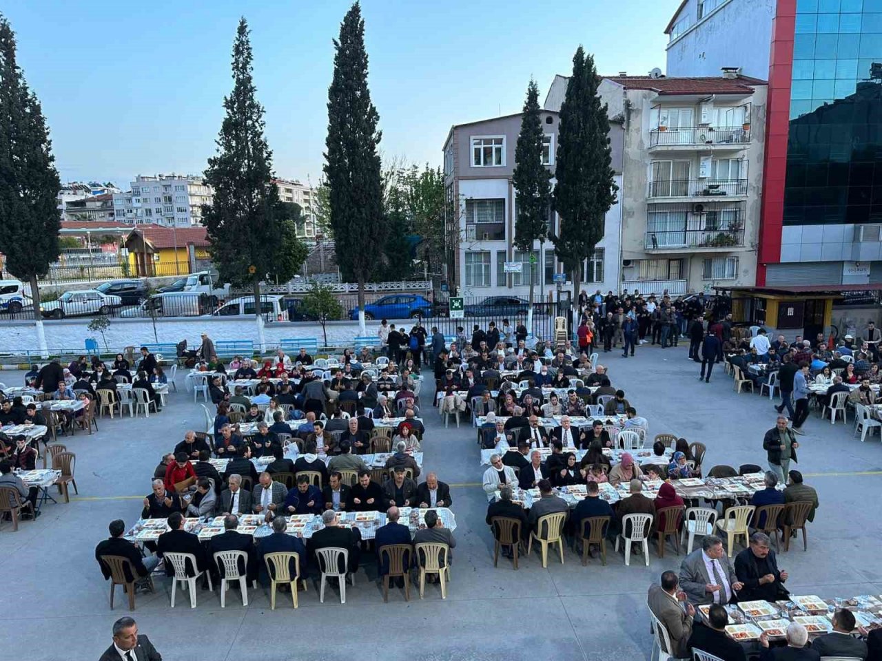Ülkücüler 2 bin kişiyle iftar yaptı