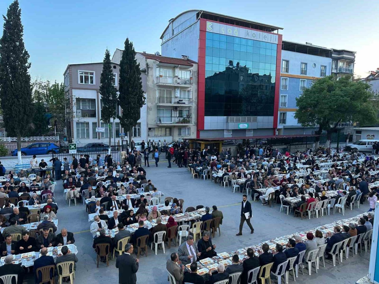 Ülkücüler 2 bin kişiyle iftar yaptı
