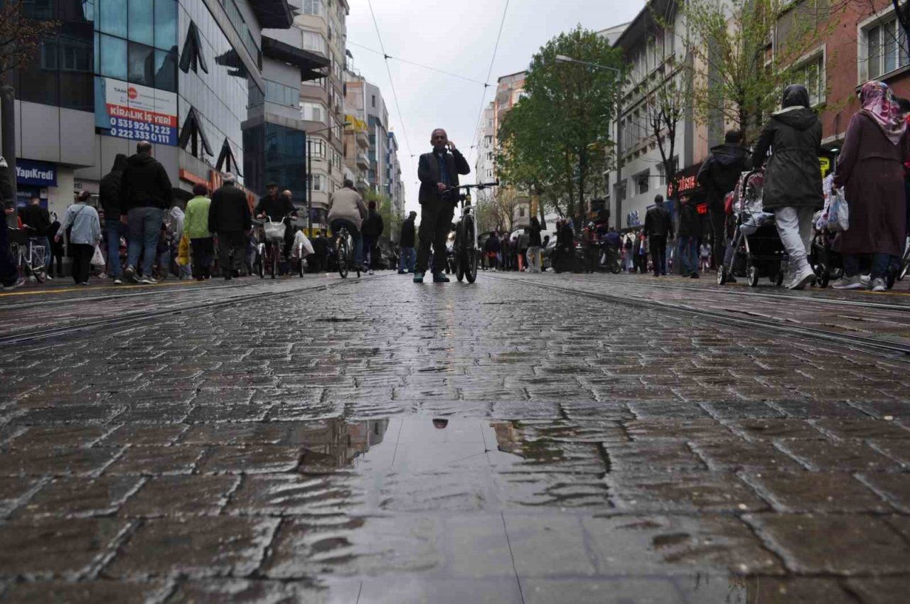 Vatandaşlar yağmura hazırlıksız yakalandı