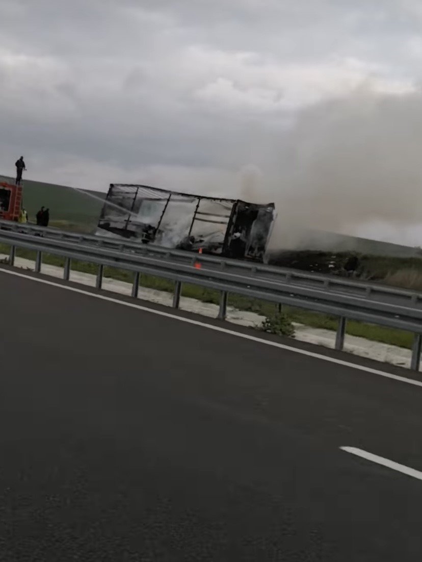 Çanakkale’de seyir halindeki tırın dorsesinde yangın çıktı