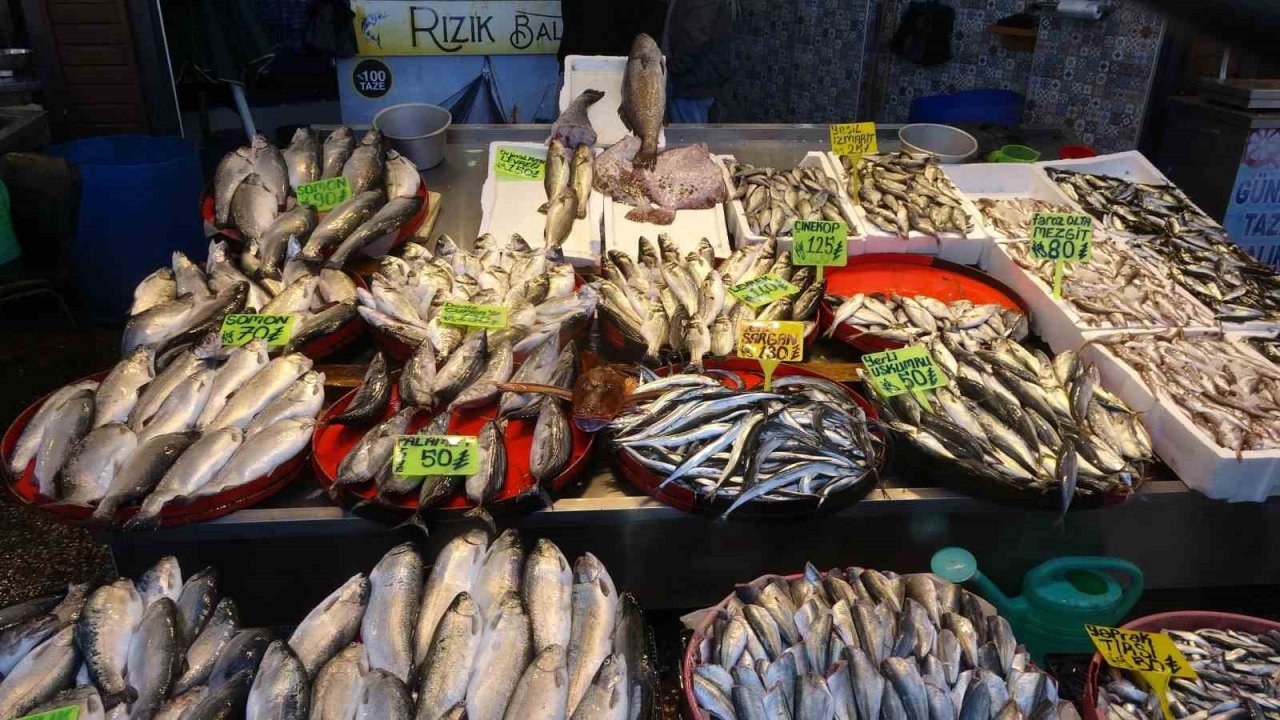 Denizlerde av yasağı başladı ancak balık tezgahlarında hareketlilik devam ediyor