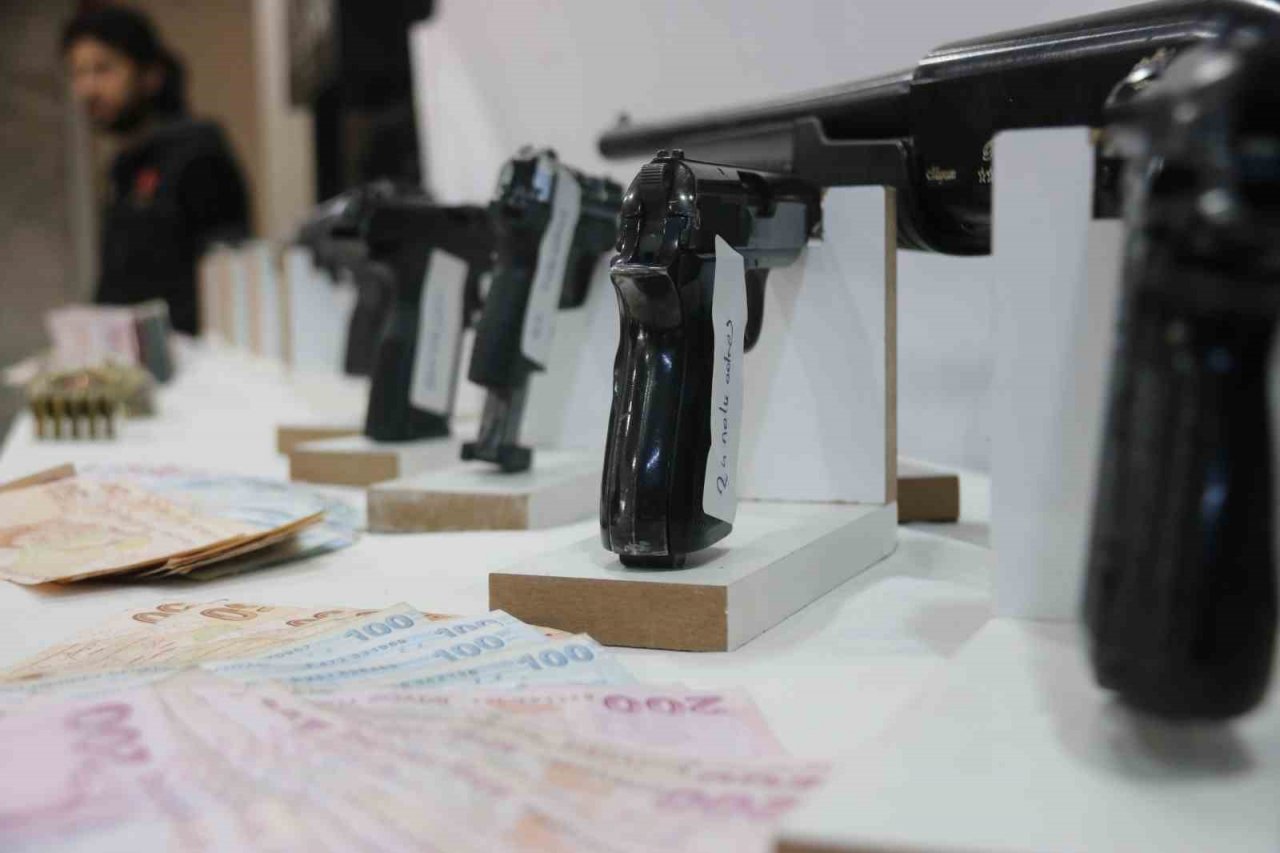 Diyarbakır merkezli 50. ‘Kökünü Kurutma Operasyonunda ele geçirilenler sergilendi: 215 gözaltı