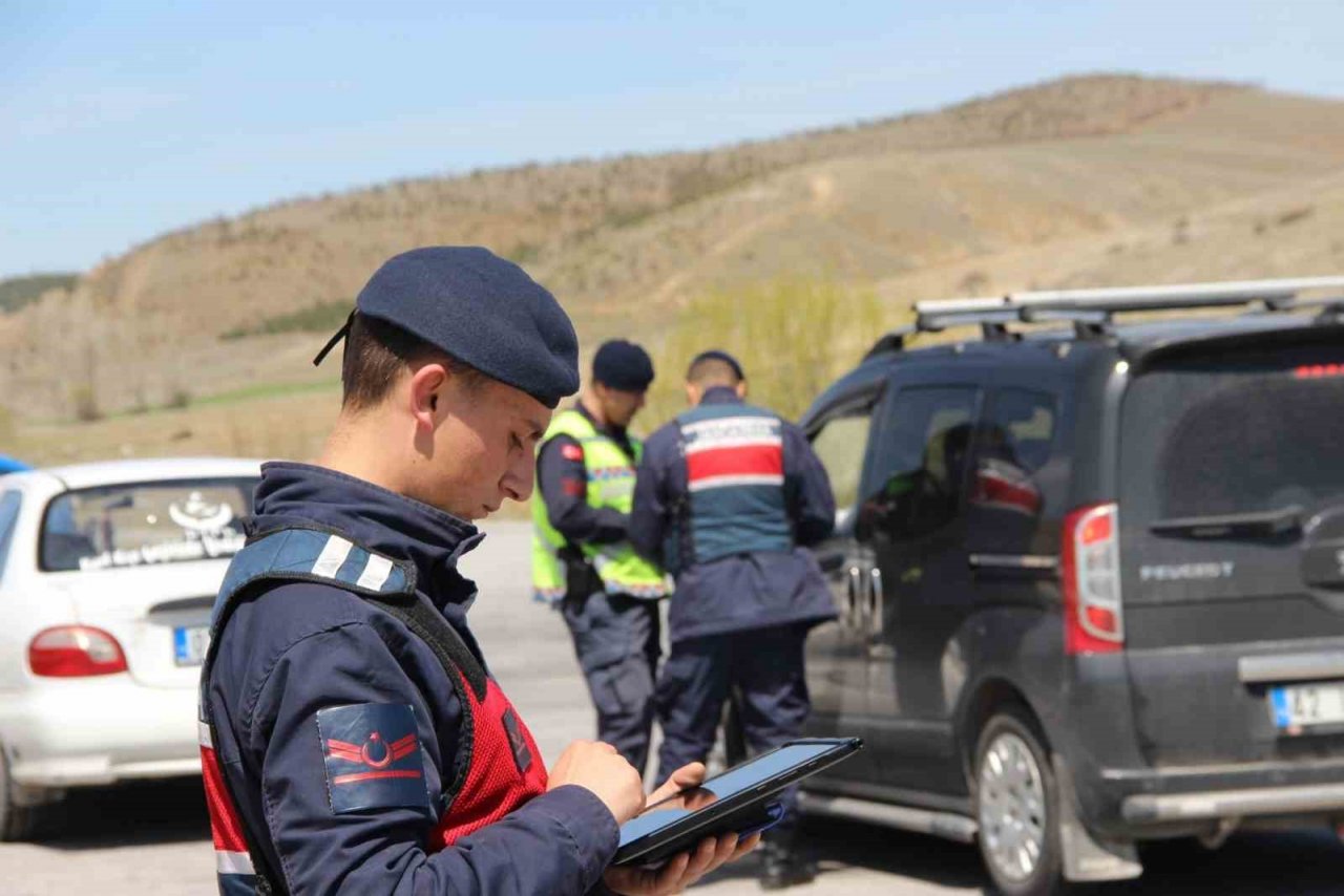 Jandarma havadan ve karadan trafik denetimi yaptı