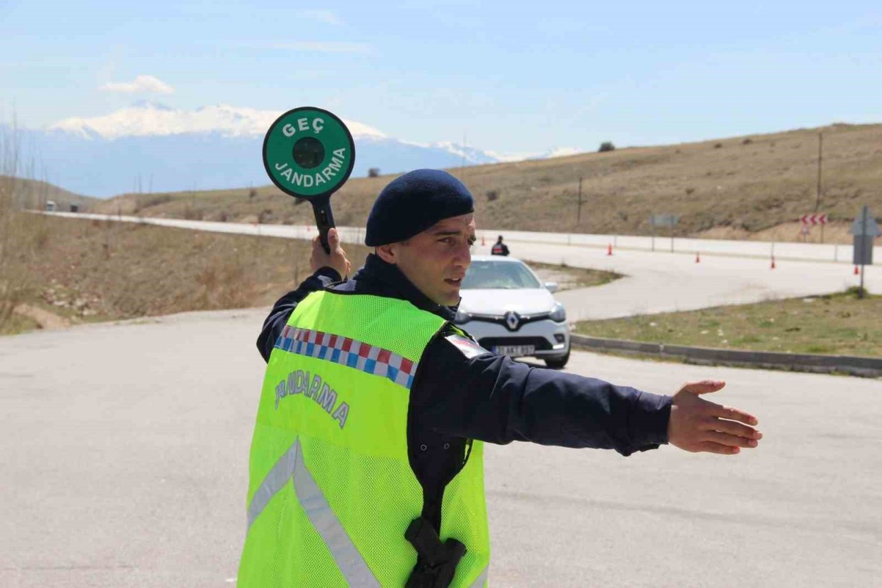 Jandarma havadan ve karadan trafik denetimi yaptı