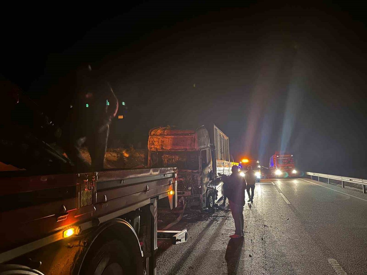 Lastiklerde başlayan yangın kısa sürede tırı sarıp hurdaya çevirdi